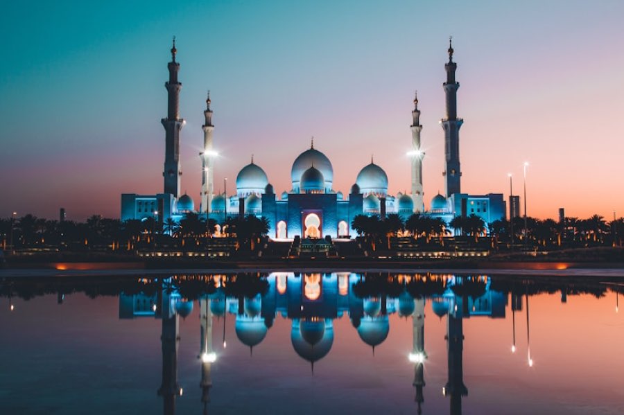 Sheikh Zayed Grand Mosque in Abu Dhabi at dusk